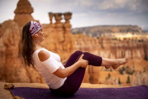 universite-yoga-maryse-lehoux-montagne-tapis-mauve-exercice-960