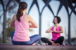 Vous êtes-vous déjà sentie un peu dépassée par rapport à tous les types de yoga offerts, alors que vous pensiez simplement vous inscrire à un cours de yoga pour tous ? Qu’est-ce qui différencie un type de yoga par rapport à un autre ?