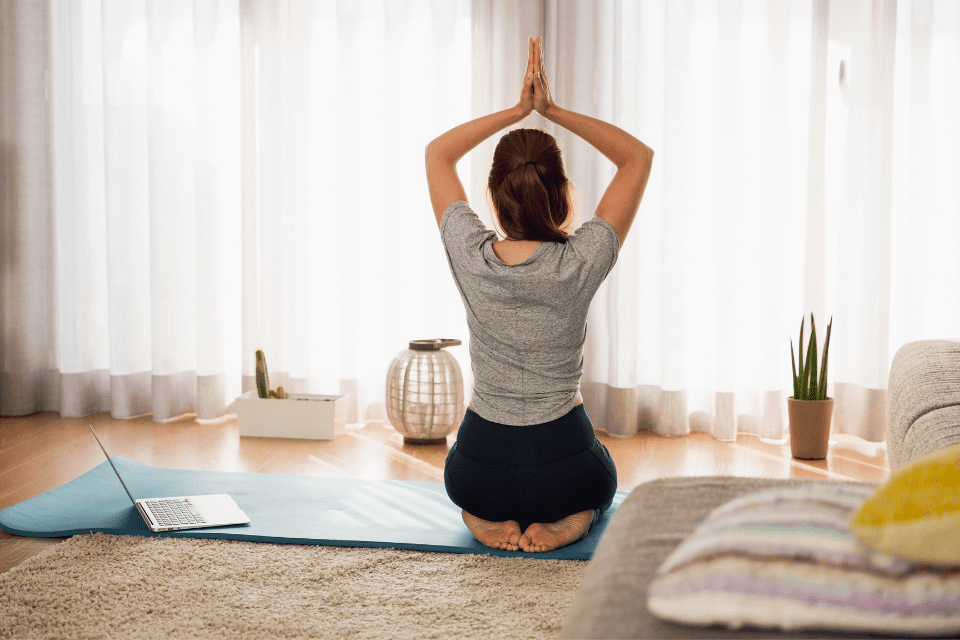 Dans cet article, découvrez les raisons de pratiquer du yoga pour vous aider à rester en forme et à garder une énergie positive.