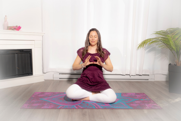 Hasta Angushta Mudra agit sur le Chakra de la gorge pour la communication et la purification. Durant la pratique, le prana se dirige vers le Chakra de la gorge pour le libérer de toutes les tensions.