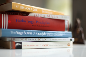 La philosophie du yoga est millénaire et les postures ne représentent qu’une infime partie de ce qu’est réellement et profondément le yoga.