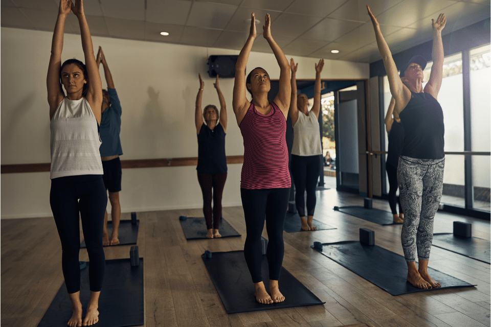 La plateformes de yoga font la promotion du corps de jeunes femmes très souples et prêtes à effectuer les postures les plus avancées.
