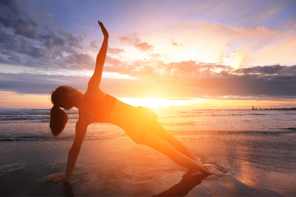 Vous demandez-vous parfois quel est le meilleur moment de la journée pour pratiquer le yoga ? Le matin, le soir, ou en revenant du bureau ?