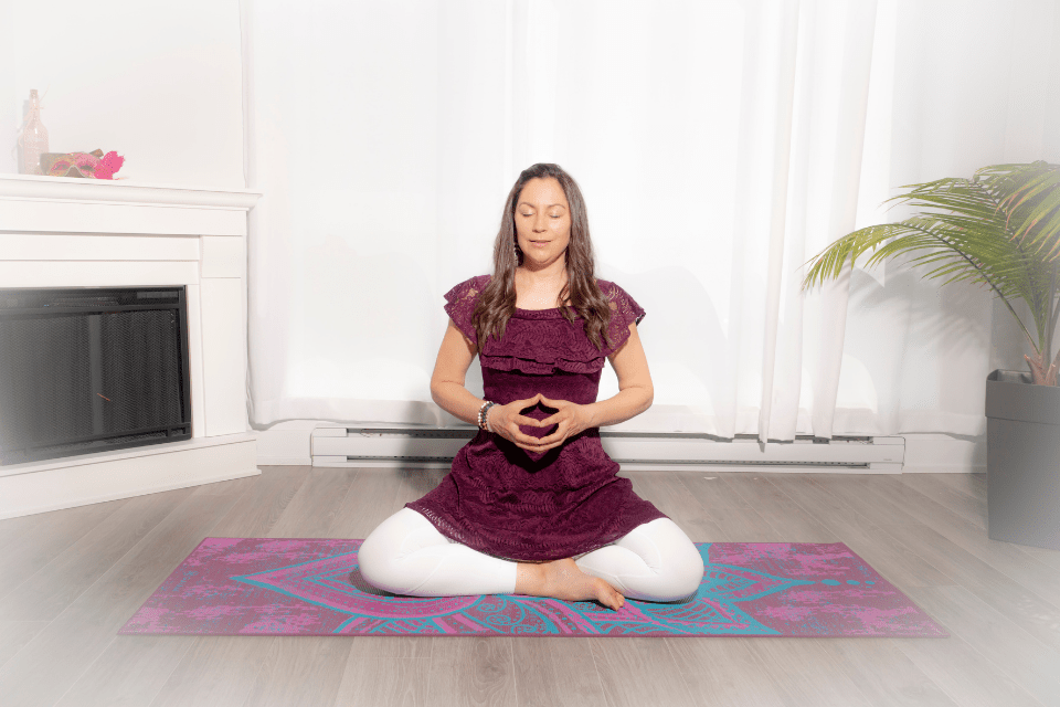 Hakini Mudra facilite Mahat Yoga Pranayama. en créant une harmonie entre vigilance et repos, elle est appréciée à la fin d’une séance.