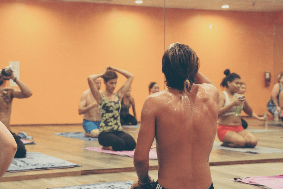 Vous êtes adepte de yoga, mais avez envie d’essayer quelque chose de différent? Découvrez, pourquoi vous devriez essayer le yoga chaud!