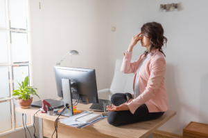 En prenant quelques minutes pour pratiquer le yoga au bureau, vous pouvez diminuer votre niveau de stress et augmenter votre productivité.