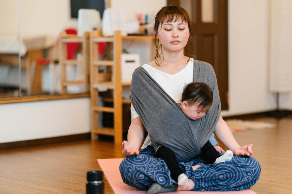 Saviez-vous qu’une façon de connecter émotionnellement et physiquement avec votre bébé consiste à pratiquer le yoga avec lui ?