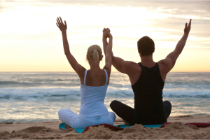 Vous êtes à la recherche de nouvelles activités à faire en couple. Découvrez comment pratiquer le yoga à deux au moyen de 5 exercices.